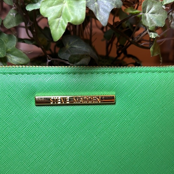 Steve Madden Grass Green Zip Around Wristlet Case Organizer - EUC - Gold Accents - Picture 2 of 12